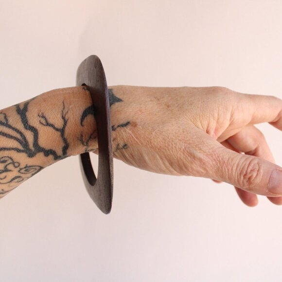 Vintage Bangle Bracelet, Brown Wood Carved Stacking Bracelet Boho Tribal Jewelry - Picture 4 of 10